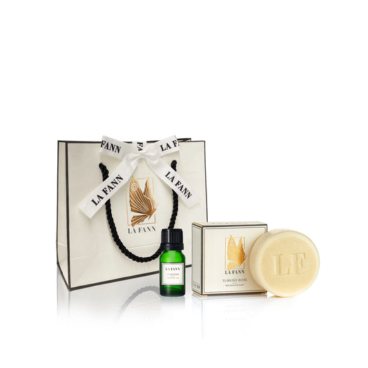 Natuurlijke verzorgingsset lavendel etherische olie 10 ml en Turkse roos geparfumeerde luxe zeep 110 g